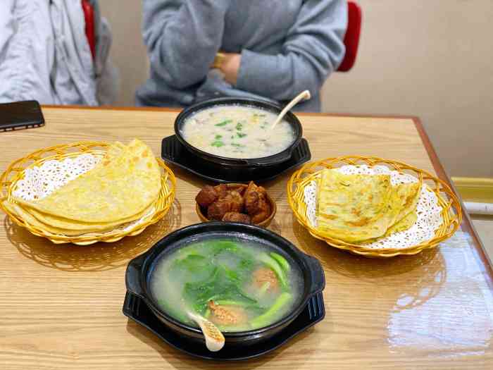 阿岳家砂锅油饼"寒冷的冬季适合吃热乎乎的饭菜,首先被整洁.