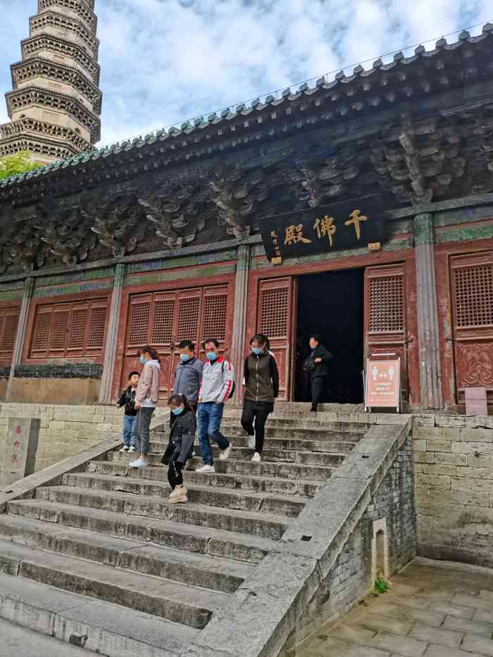 灵岩寺风景区的千佛殿在大雄宝殿后面.