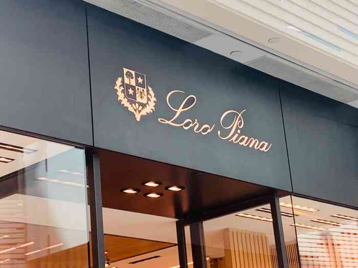 loro piana(尚嘉中心店"之前没怎么关注这个品牌,第一次逛他们家.