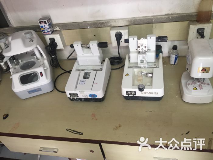 春光眼镜完整验光配镜室,进口验光配镜,整套仪器设备齐全图片 第10