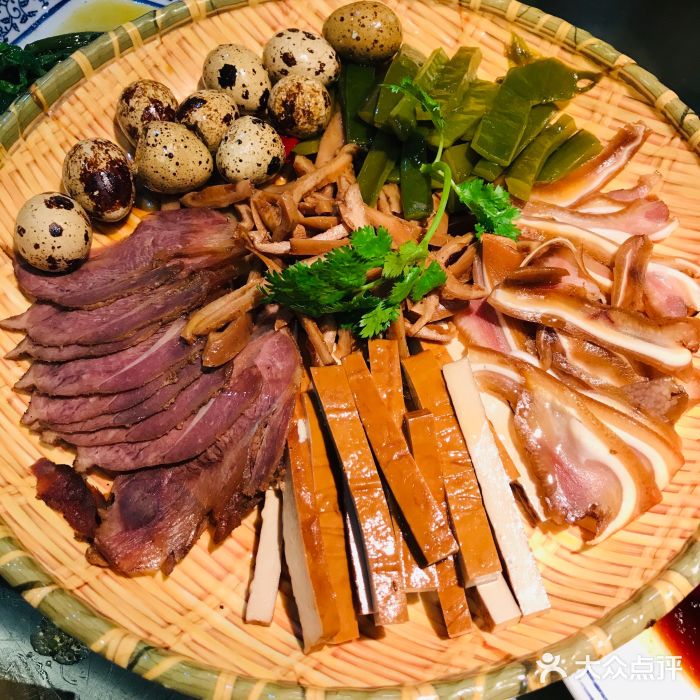 老甘家小龙虾江湖菜(二郎店)招牌簸箕卤菜图片