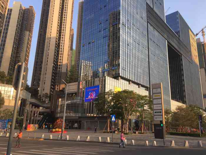 壹方天地-"位于龙华地铁站a出口的一方天地,商业面积.