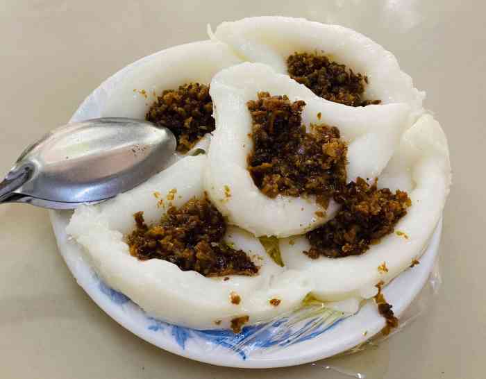 大树下菜脯粿"今天天气不错,突然想吃菜铺粿,离家附近的.