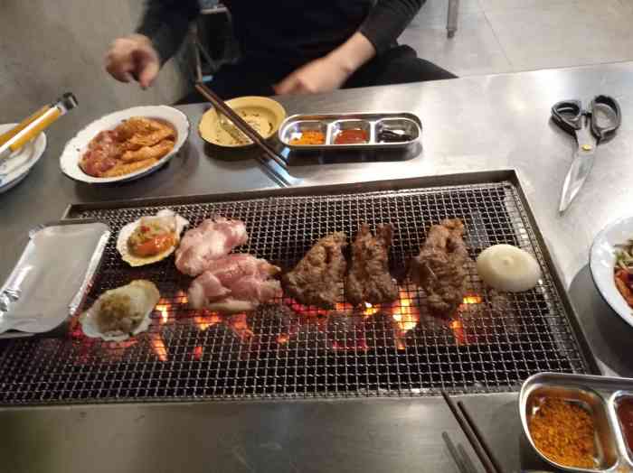 马路牙子地桌烤肉(望京韩国城店)