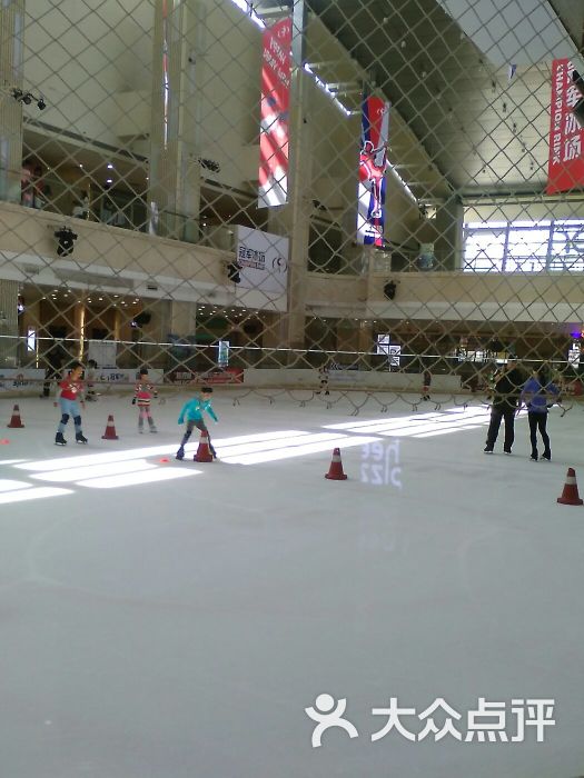 保利水城购物中心三楼滑冰场图片 第2张