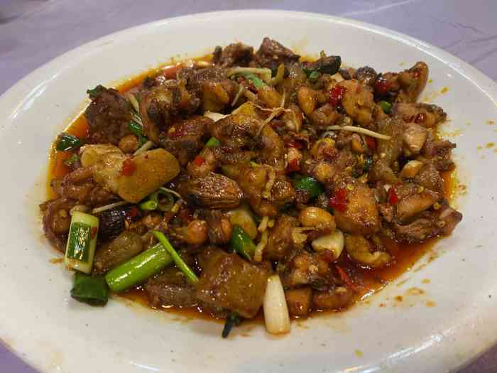 江川三道菜-"三道菜对三个人来说有点多,点了鸡和羊,.