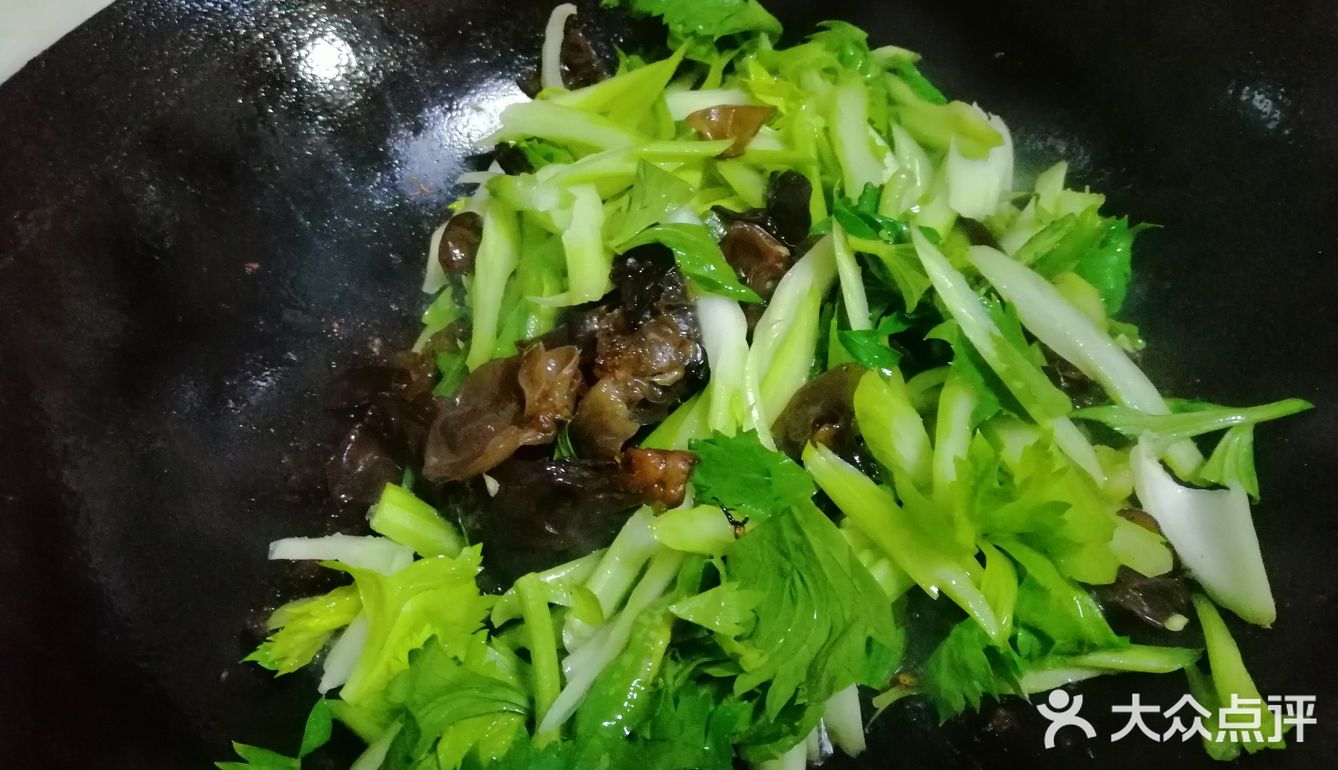简单易做的家常菜品芹菜木耳炒肉