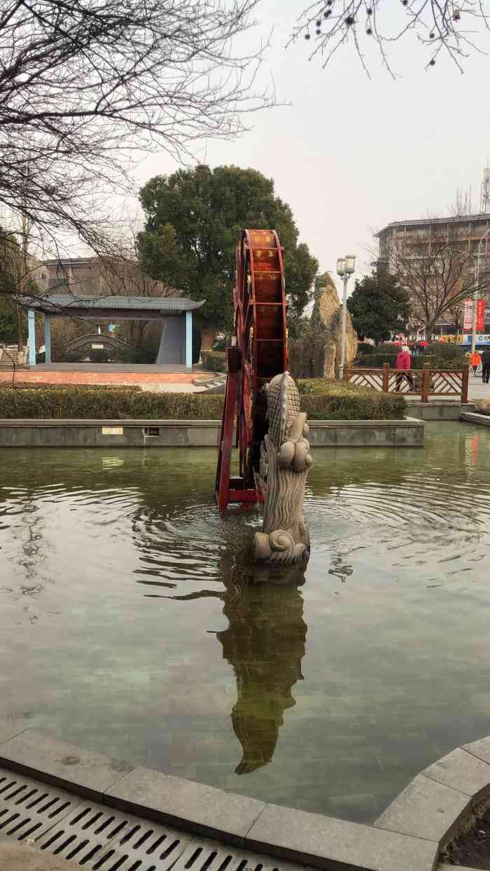 八字桥广场-"兴化的标志性建筑.兴化把原来的八字桥一带.