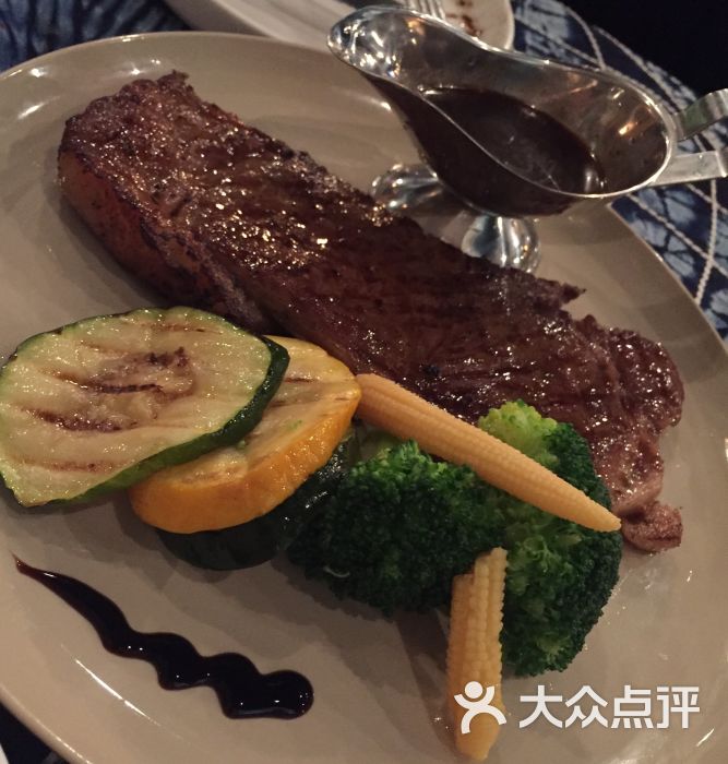 安格斯菲力牛排配红酒汁