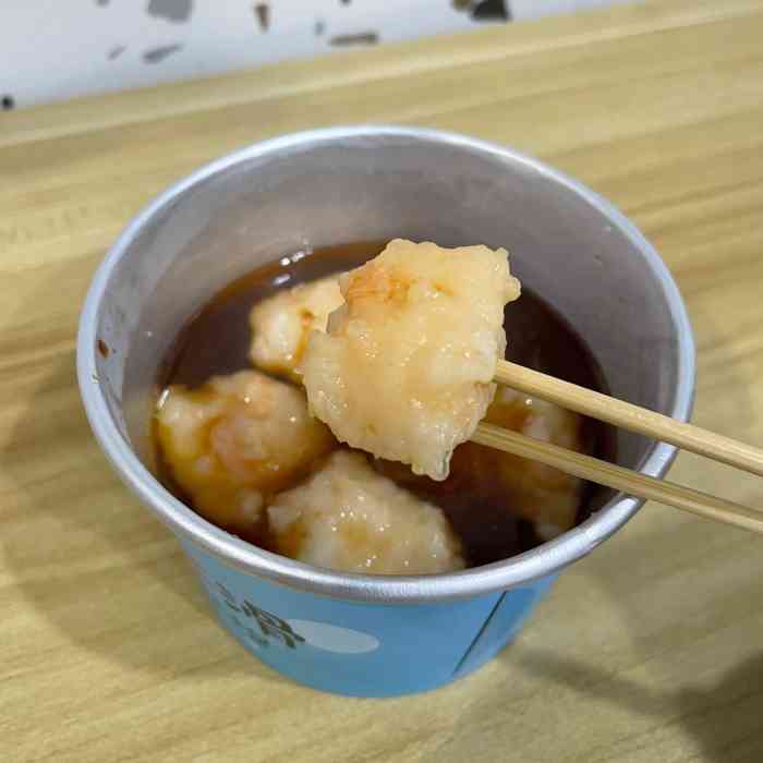 虾遇虾滑小吃店-""纯手工虾滑要不要过来试一试"老板跑到.