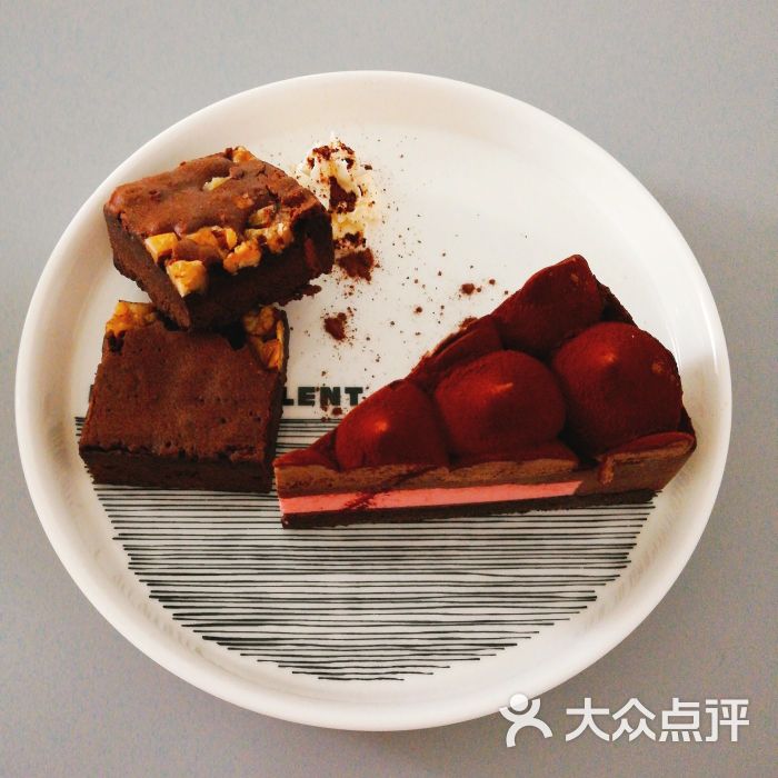 树莓布朗尼和布朗尼蛋糕