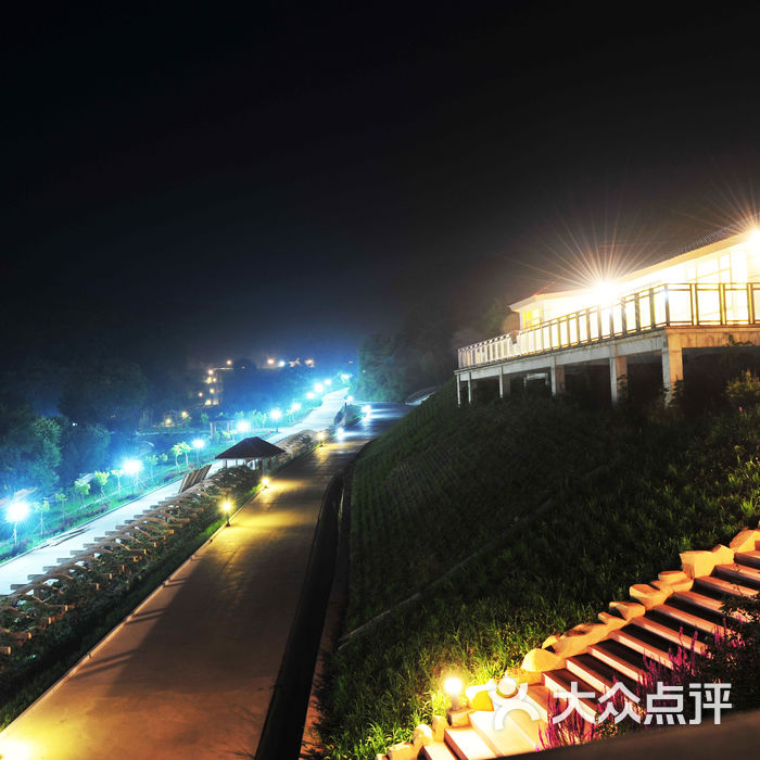 铁岭市清河区鑫太阳培训服务有限公司园区夜景图片