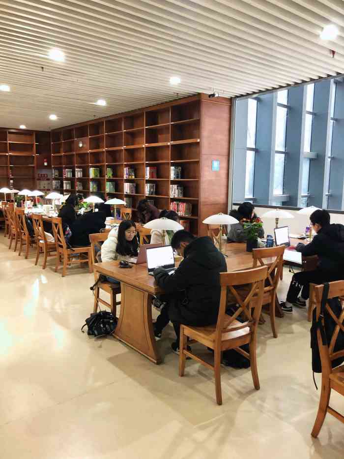 西南大学图书馆-"西南大学校园面积大,距离重庆市区较