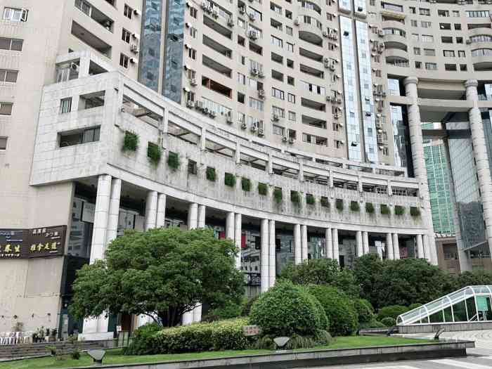 新世纪广场-"上海长宁新世纪广场位于兴义路48号,交通