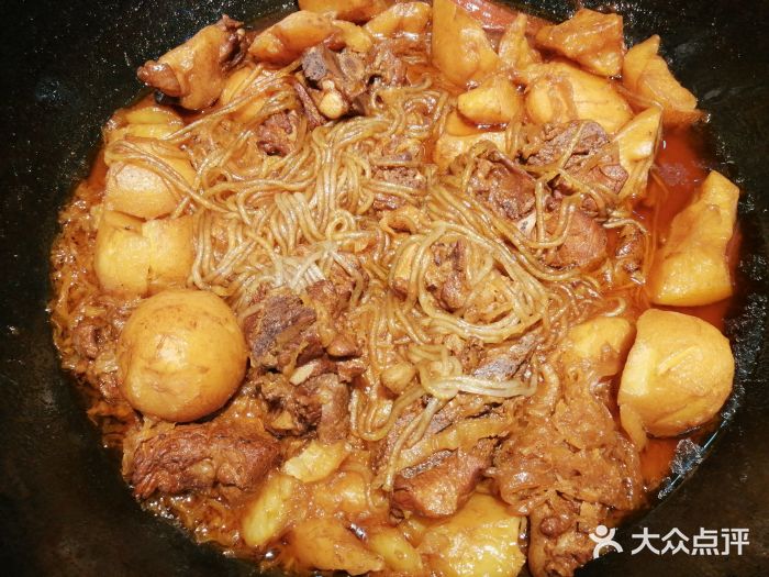 山河屯铁锅炖(民安店)脊骨土豆酸菜粉条锅图片