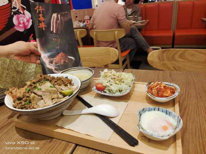 仟喜丼日式烧肉饭"刚开业来尝新的人多,所以上菜会慢,两碗饭.