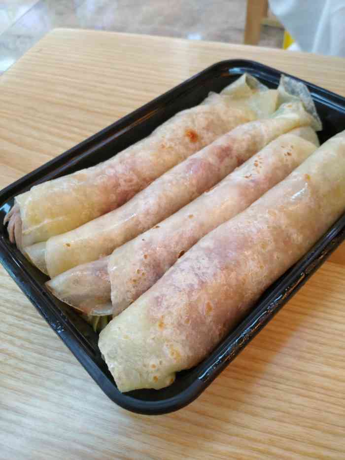 厚厚一层涂在面皮上 裹上各种配料和新鲜鸭肉简直绝绝子