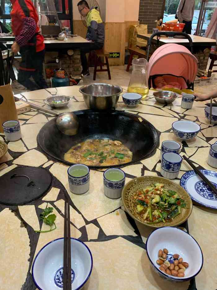 环境:柴火锅,比较大,环境还行