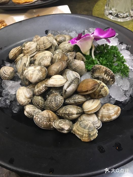 大晚上的来吃夜宵…客人不多…是一楼的包厢