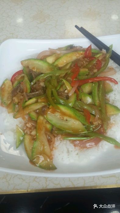 精鼎牛肉面西葫芦牛肉盖浇饭图片