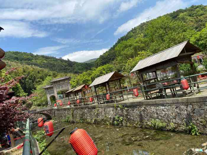 闻溪阁烧烤园"环境超美的烧烤阁,店门口就有一条小溪水.