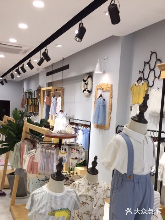 林芊童装生活馆店内环境图片
