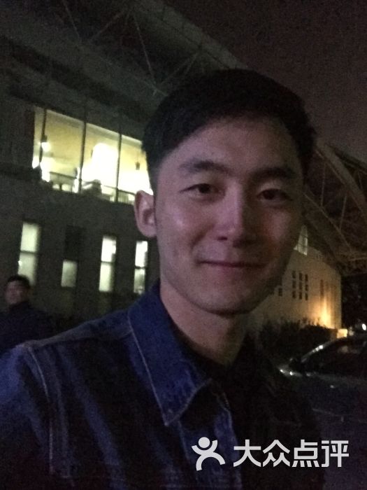 沈阳公立性质的游泳馆也就剩下省政府游泳馆,其他都是隶属于健身会所或大学游泳馆,想去家边经济实惠的游个泳还真困难。 东北大学游泳馆距离北校门十分钟的脚程。作为沈阳知名大学,其游泳馆也不简单。场馆大,而且里面各种设施齐全。泳池共三个:1.1米深供小朋友戏水,1.4米和1.