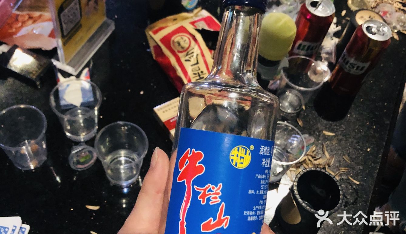 怎么说呢就是人多好玩 喝酒游戏喝到上头