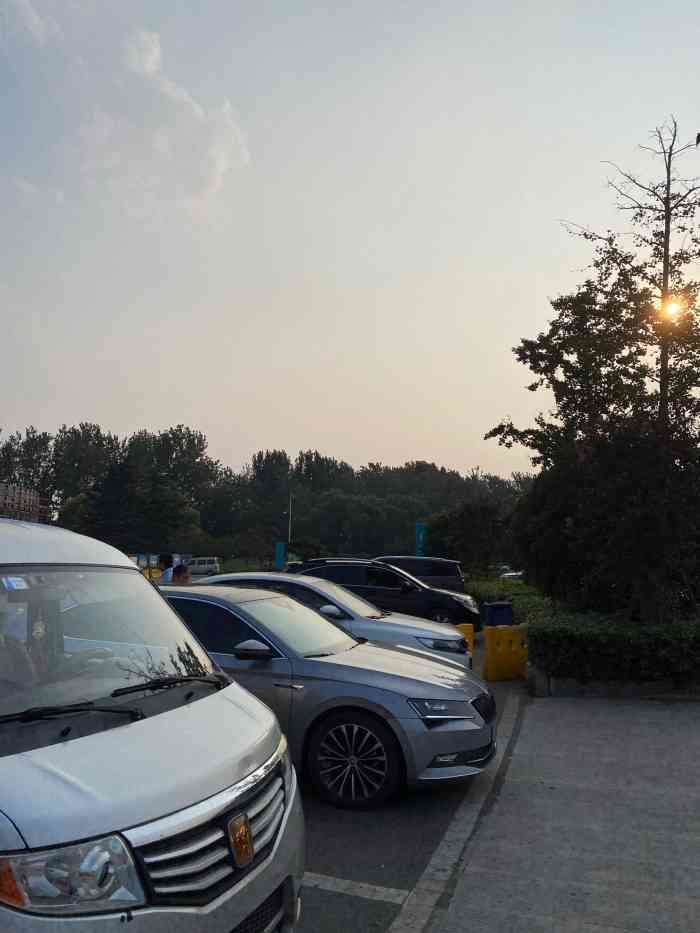 八卦洲服务区停车场