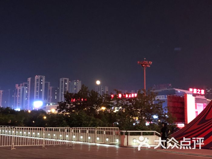 辽宁体育馆:来看篮球比赛…中伊…哎呀…火药