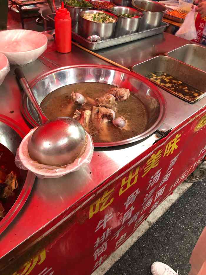 大口吃肉牛骨粉-"紫荆夜市有多火,人山人海就是最好的
