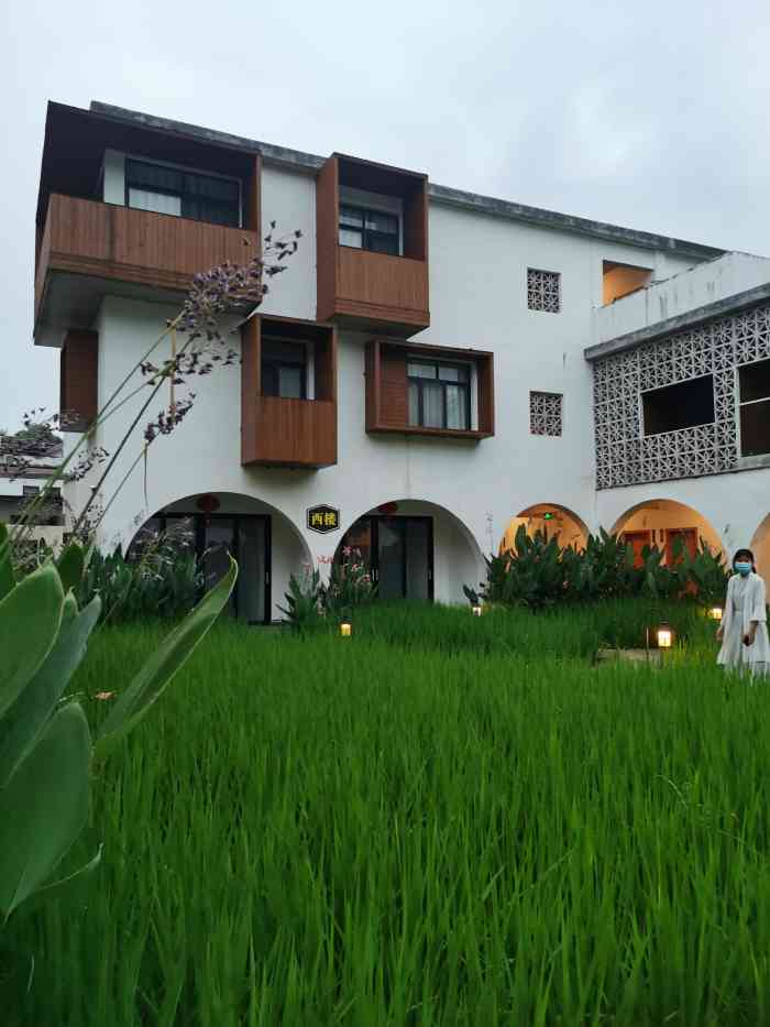 禾肚里稻田民宿"住在禾肚里,种稻南山下晨兴理荒秽,带月.