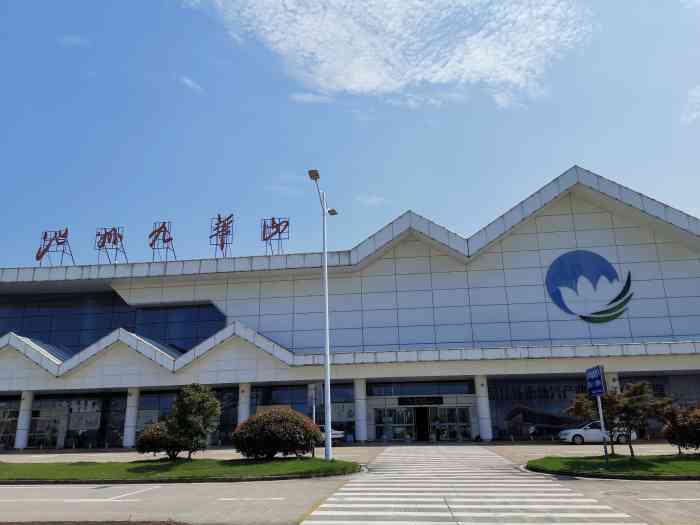 九华山机场"虹桥飞版纳以前是直飞,现在经停九华山.