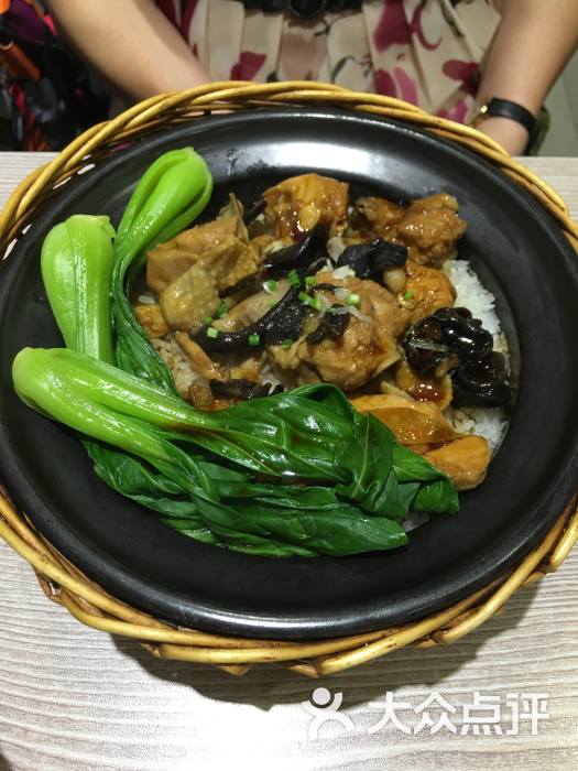 冬菇滑鸡煲仔饭