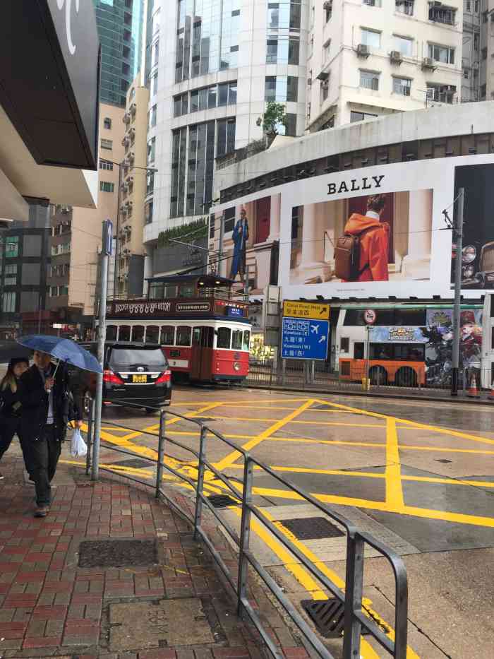 皇后大道东-"皇后大道东以前是香港的海岸线,以后随着