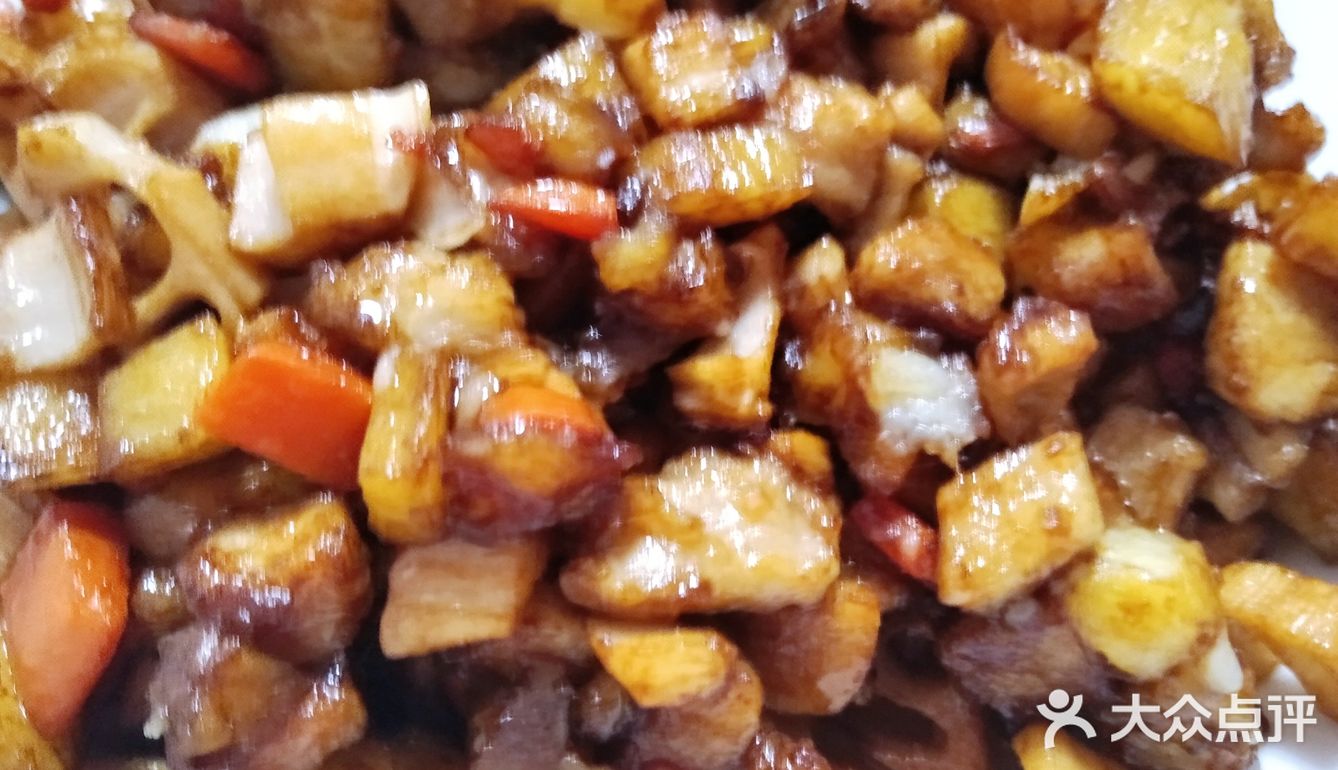 炒三丁首先准备牛肉丁