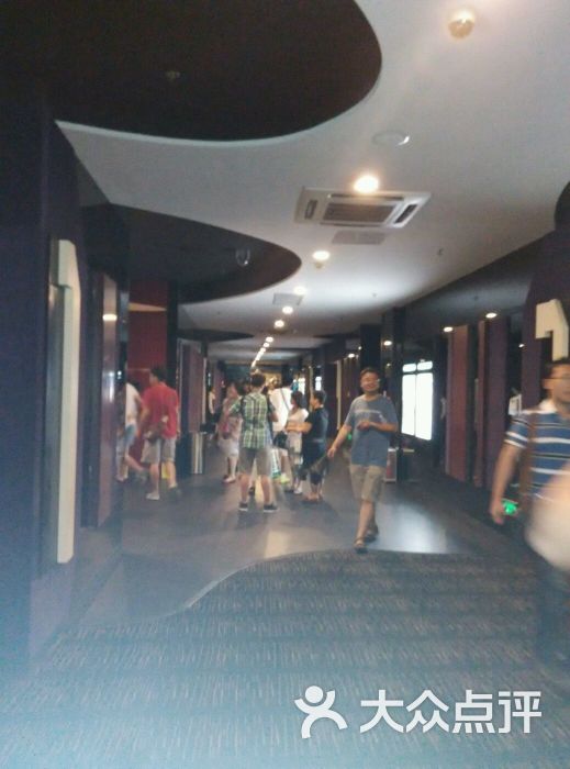 地址: 澳门路88号百丽广场3楼(近海信广场) 电话: 0532-66061155 0532-66061160 百丽里面现在基本没有什么人,但是百老汇里面的人倒是不少,国庆中午去看的湄公河大案几乎是最近在青岛看电影时上座率最高的了,5号厅不是很大,效果一般般,网上购票有优惠,没什么事的时候是个不错的选址,进来至少也不至于失望的一家影院。 bc MOMA)是中国大陆第一家艺术影院,于2009年12月底在北京正式开幕。它是现时香港独一无二的电影文化地标百老汇电影中心在国内的第一家艺术影院,由香港安乐电影有限