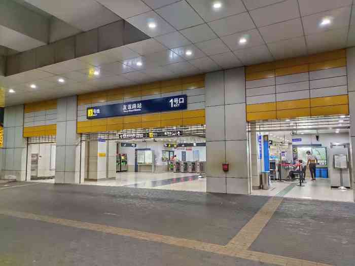友谊路(地铁站)-"休息天出去选择做地铁三号线的. 车.