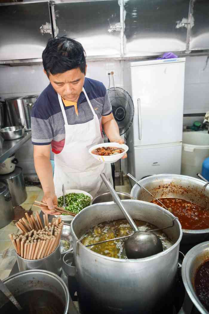 威西门蔡家肠旺面(兴隆街店"位置就在兴隆街天主教堂下面,很好找的