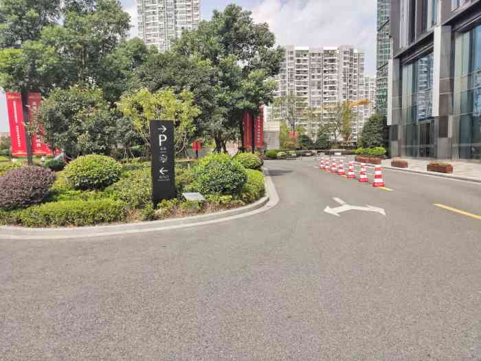 中庚漫游城停车场-"中庚漫游城的地下停车库,环境非常