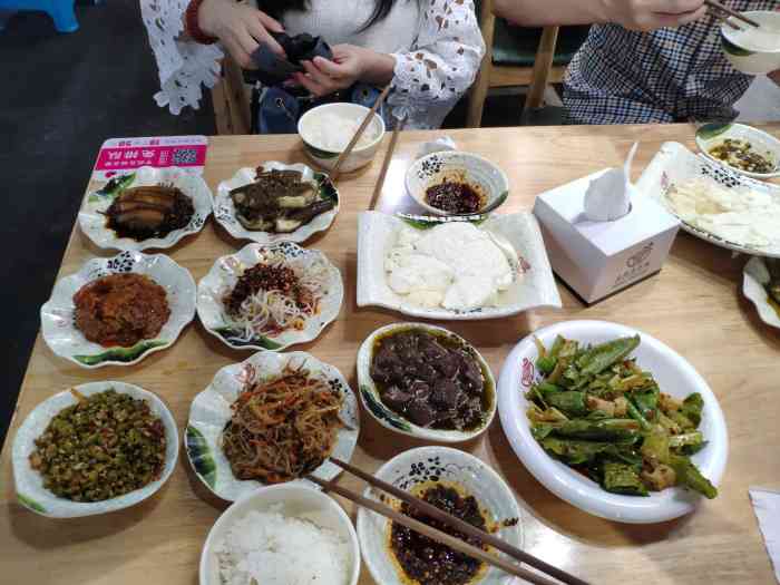 丘艳豆花饭(杨家坪步行街店"一家快餐店那种,装修很简洁.