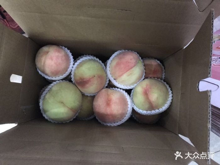 今年的桃子更大了[强]一个就吃得好撑真心不.