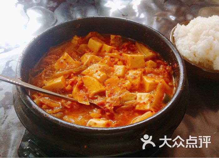 辣白菜五花肉嫩豆腐汤