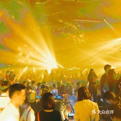 酒吧 鼓楼区  省体育中心  esmi nightclub 好像是福州最好的夜店?