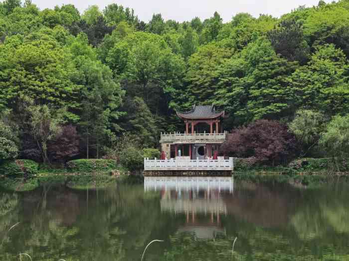 岳麓山风景名胜区-"坐落在长沙大学城中的岳麓山,以和