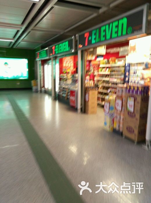 开在大学城的便利店总是很赚钱,无论服务态.