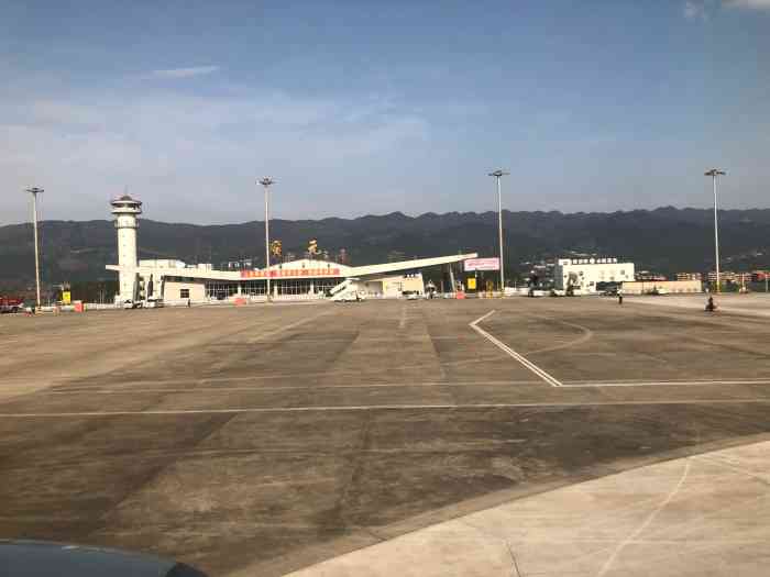 广元盘龙机场-"每日航班大约4班,值机柜台只有3个,.