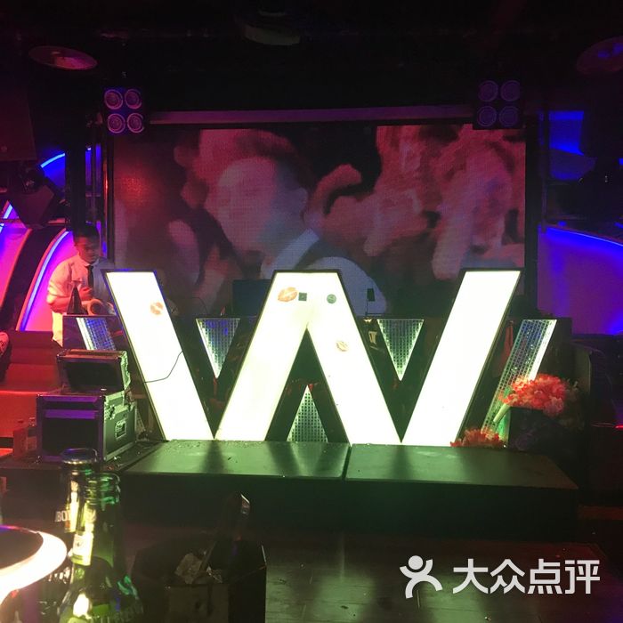 蜂王酒吧