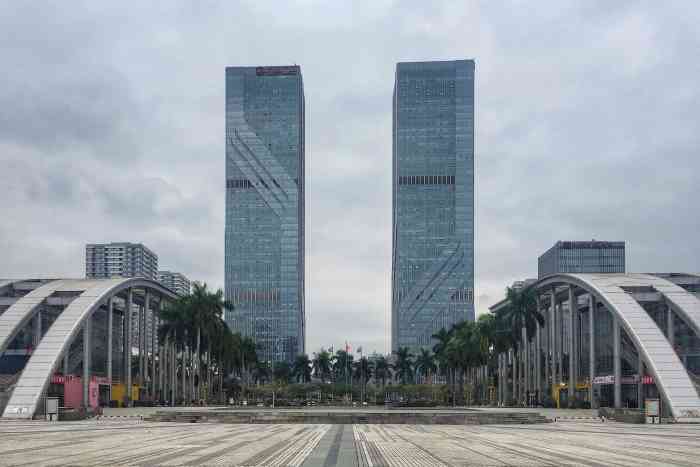 五邑华侨广场-"应该算江门标志性的建筑吧,好大,里面.