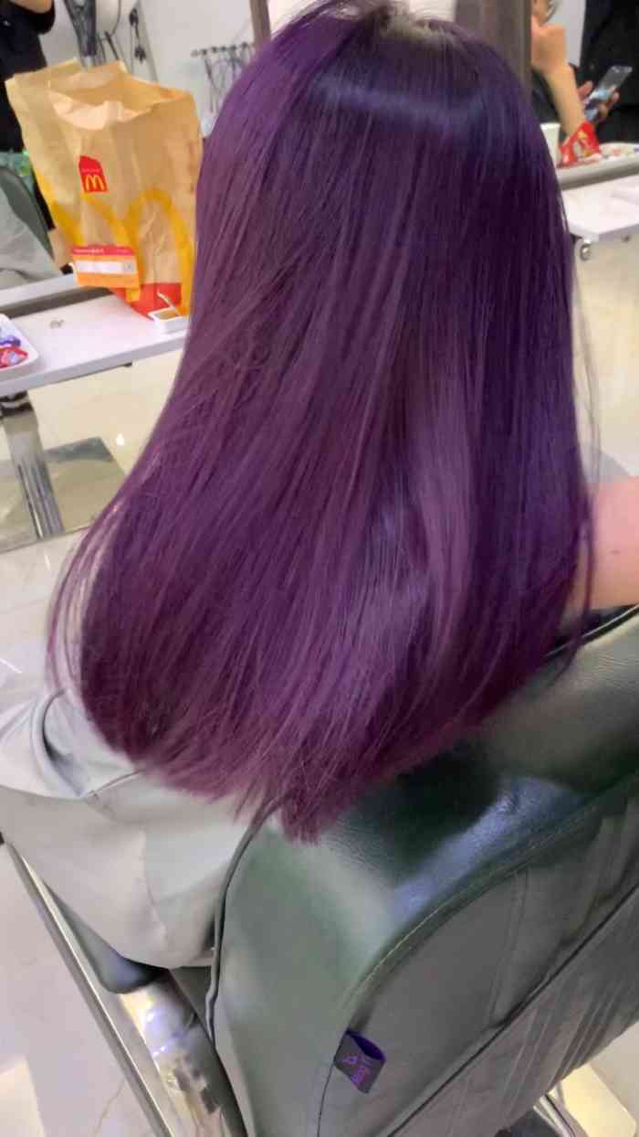 之前染过蓝黑 头发掉成了很丑很丑的颜色 于是今天决定换个发色 去的